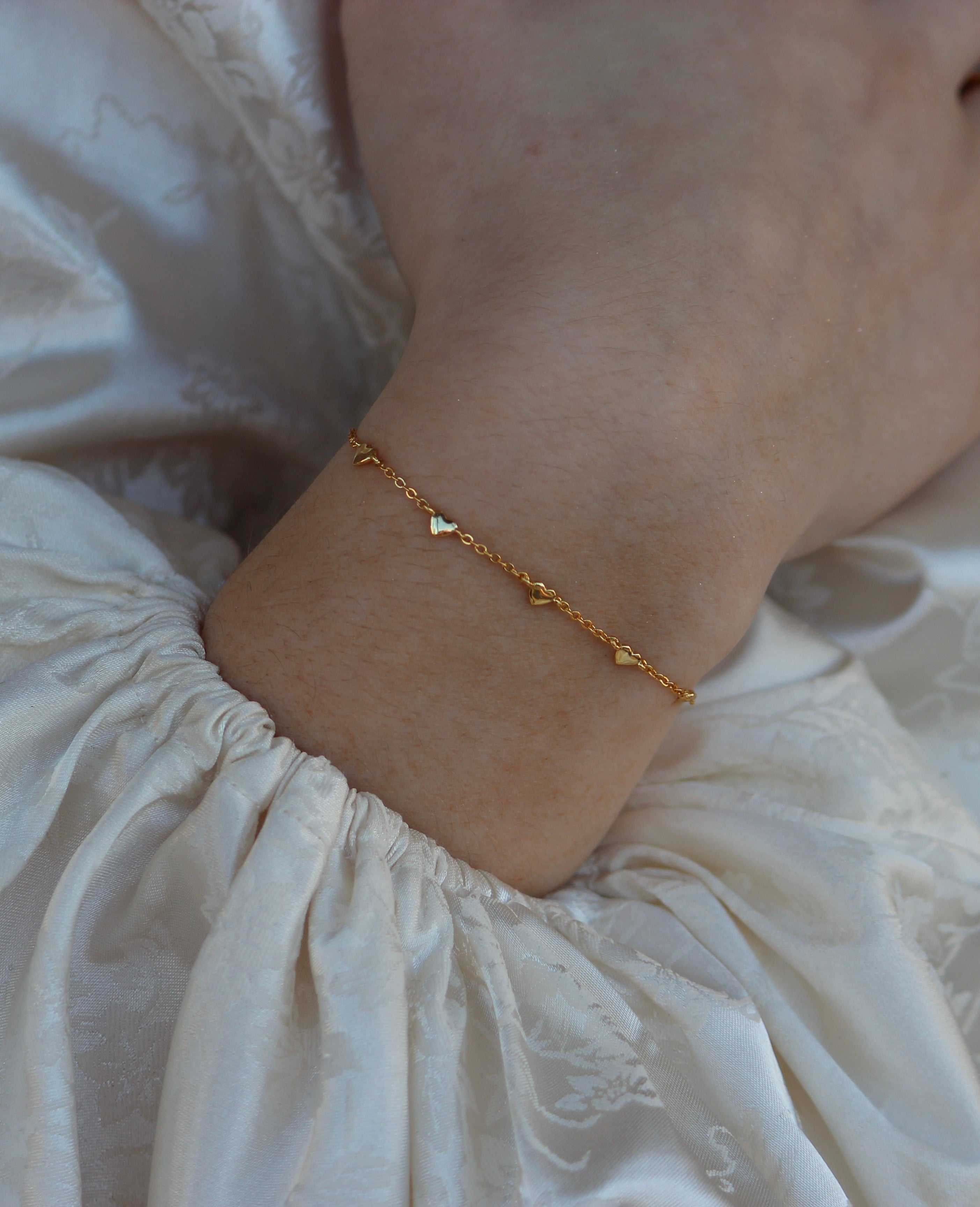 MINI HEART LINE ARMBAND