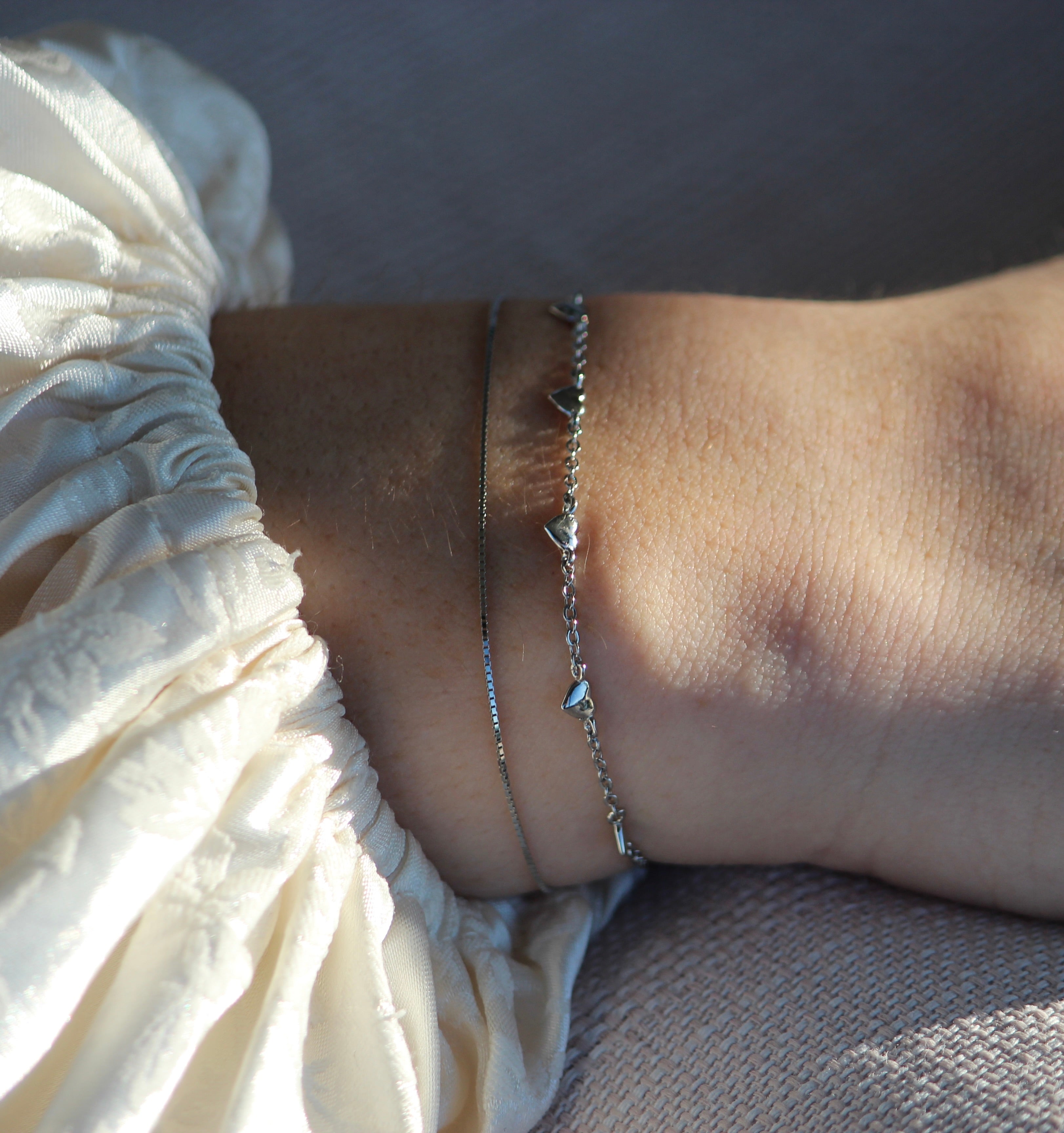 MINI HEART LINE ARMBAND