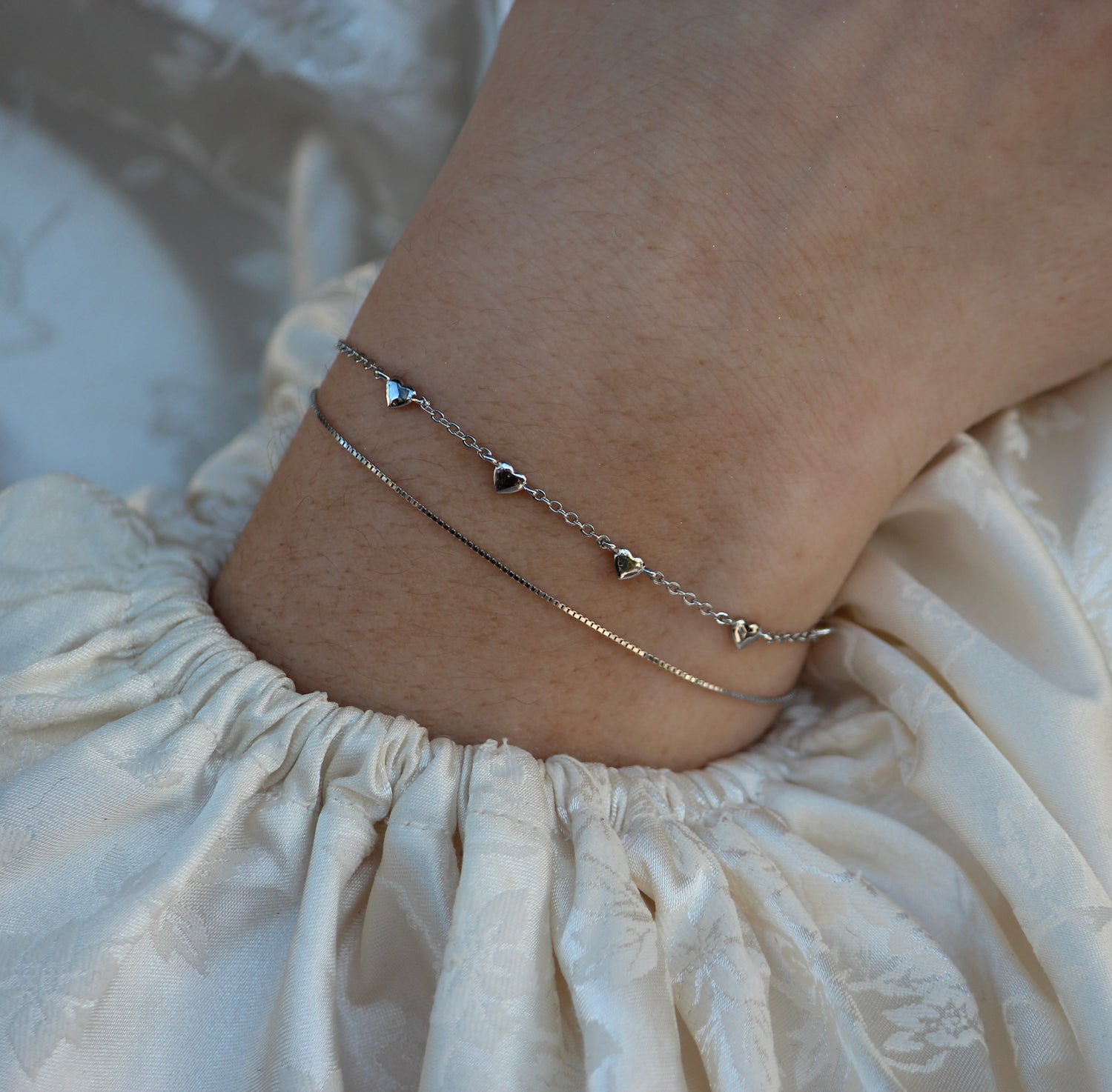 MINI HEART LINE ARMBAND